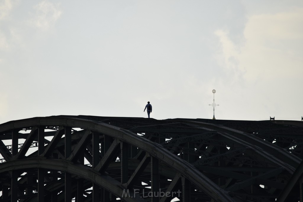 PSpringt kein Suizid Brueckenspringer Koeln Hohenzollernbruecke P131.JPG - Miklos Laubert